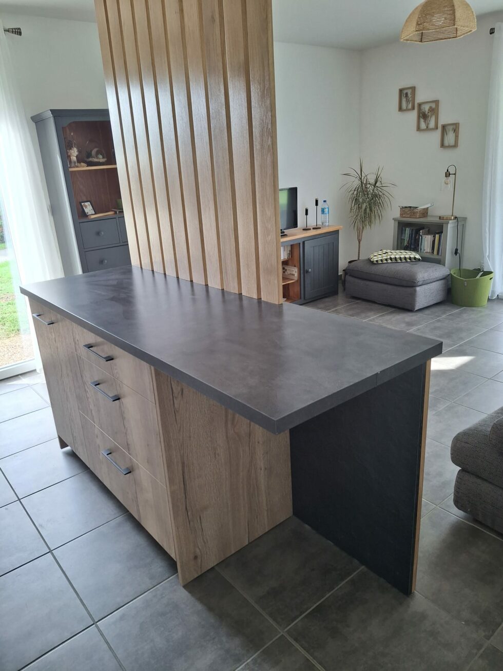 Bar séparateur en chêne avec plan teinte béton et claustra toute hauteur