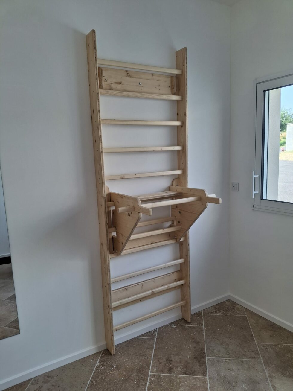 Espalier en bois massif fixé au mur, barreaux tournés et banc intégré